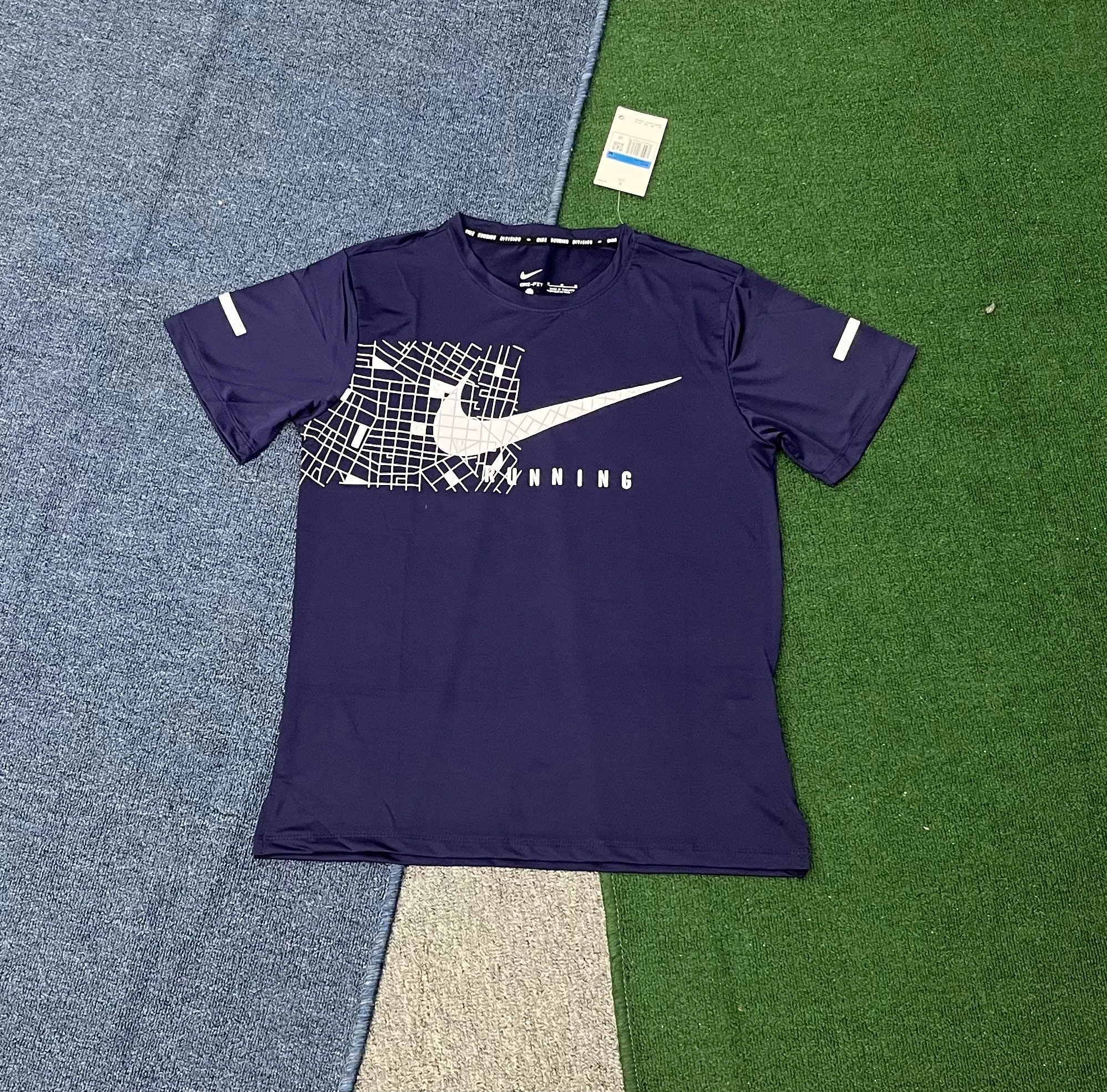 Nike Matching Sets Reflective graphic running T-shirt and shorts set image 4