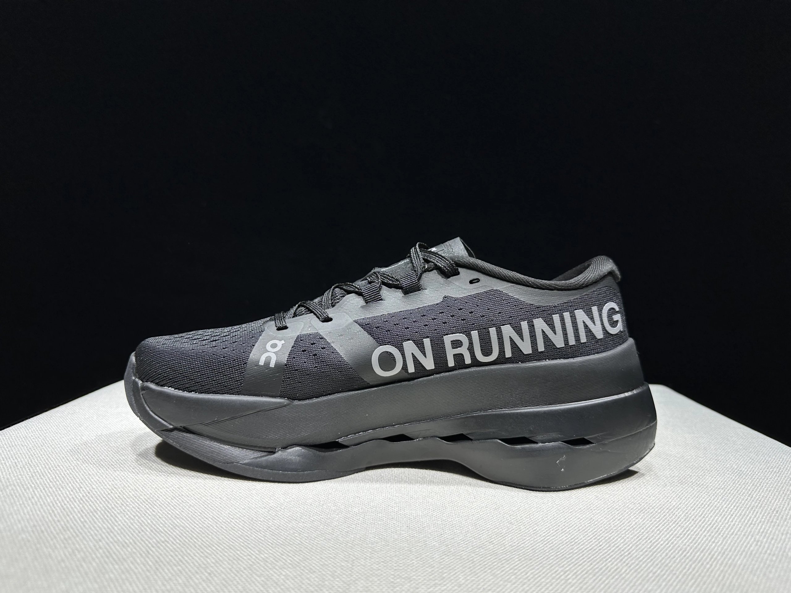 On Sneakers Cloudsurfer Max — 17