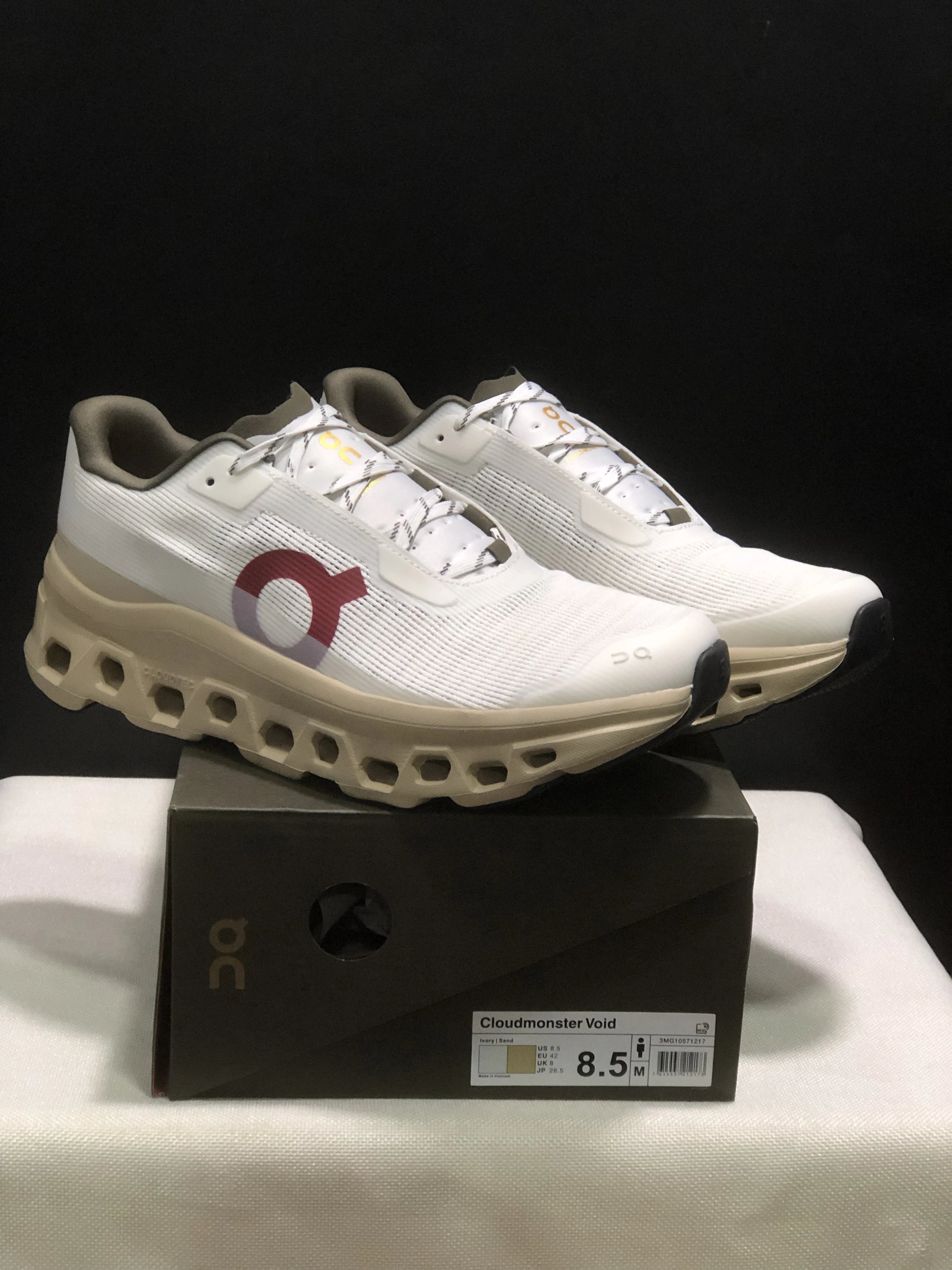On Cloudsurfer Max / THE ROGER Pro Fire — 28