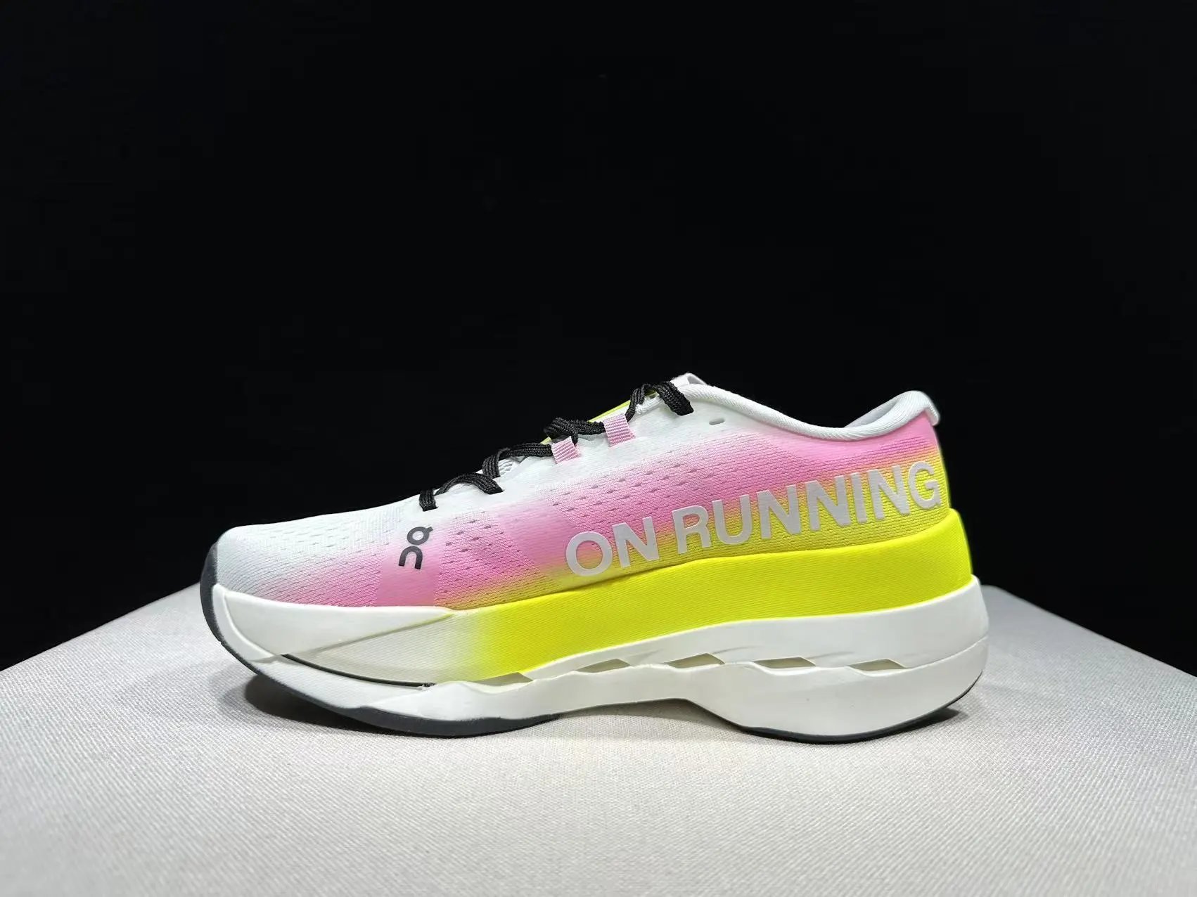 On Sneakers Cloudsurfer Max — 29