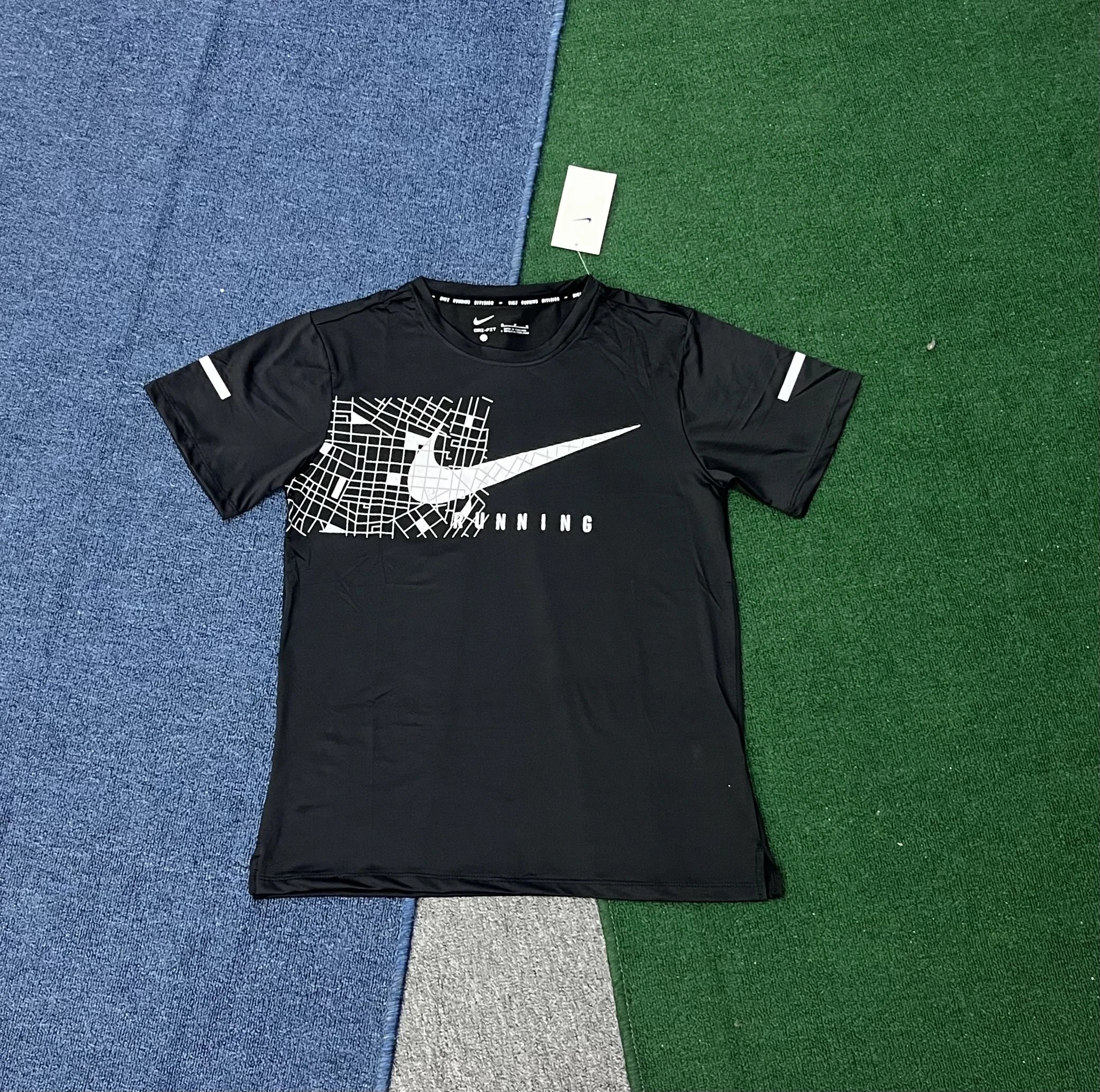 Nike Matching Sets Reflective graphic running T-shirt and shorts set image 3