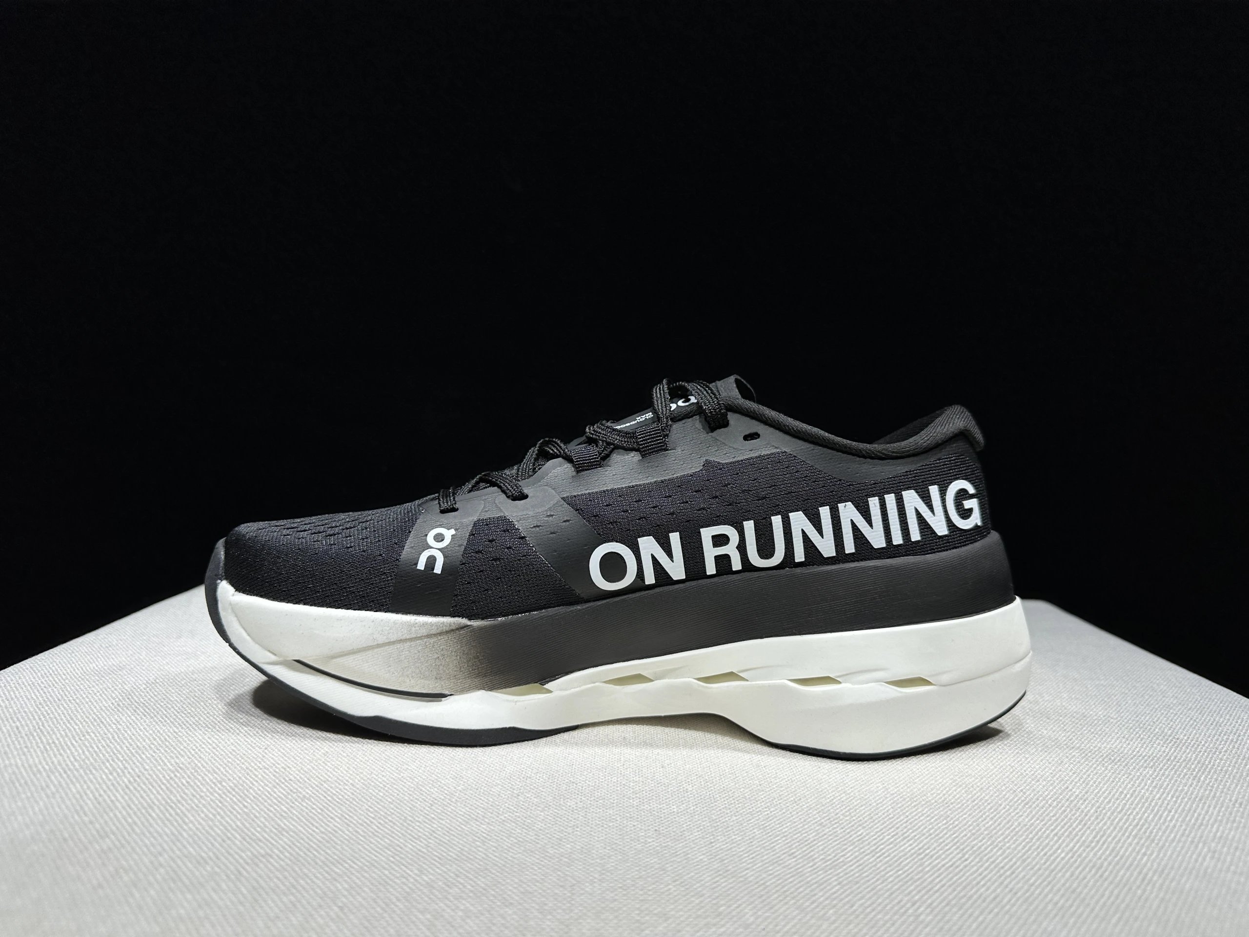 On Sneakers Cloudsurfer Max — 26