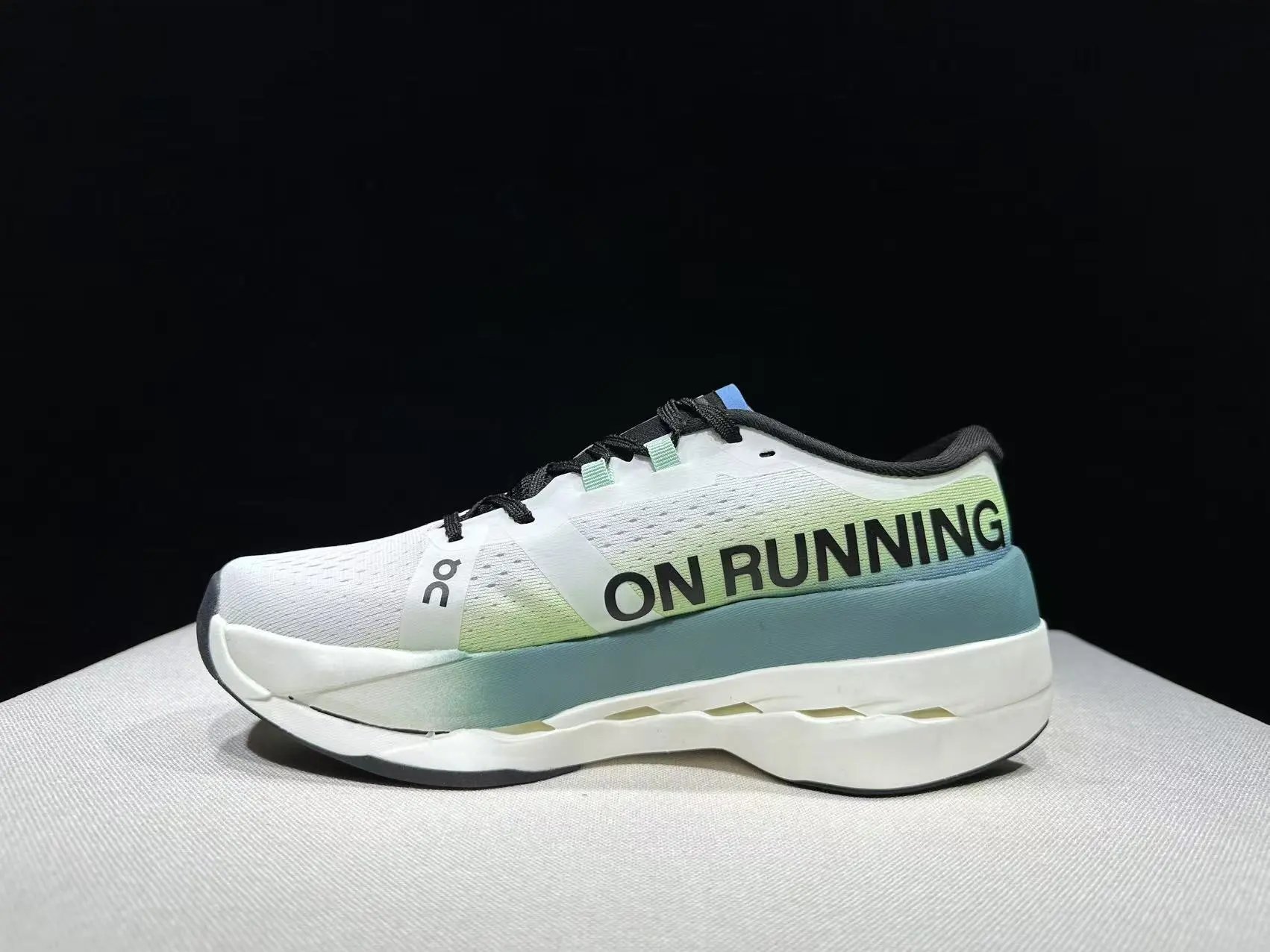 On Sneakers Cloudsurfer Max image 3