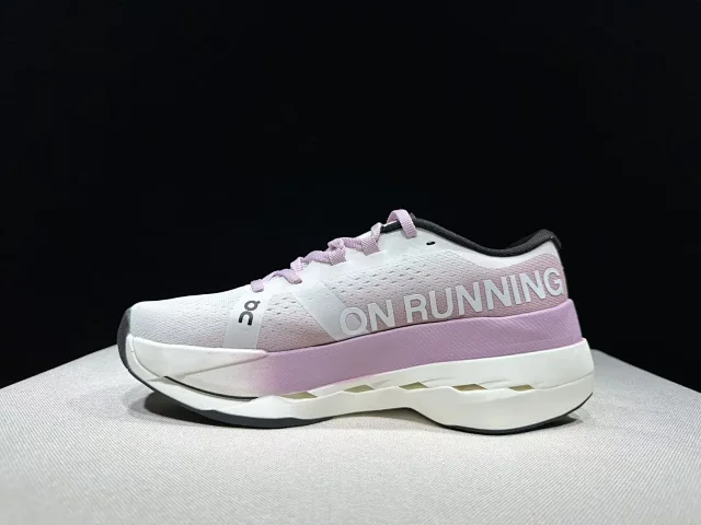 On Sneakers Cloudsurfer Max product detail image 10