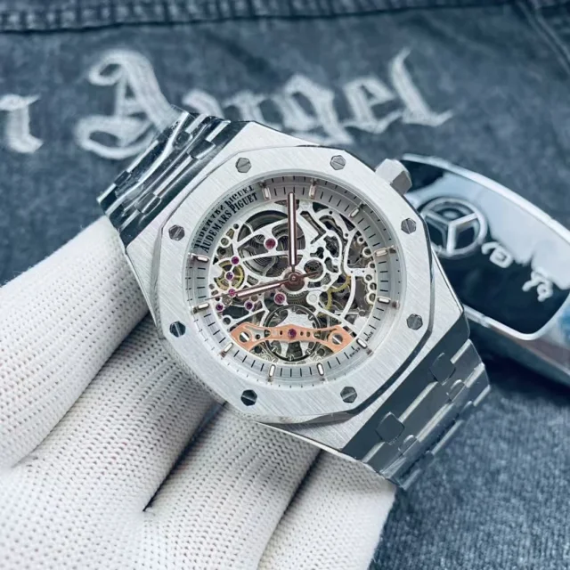 Audemars Piguet Watches Royal Oak automatic watch with octagonal bezel and integrated bracelet product detail image 3