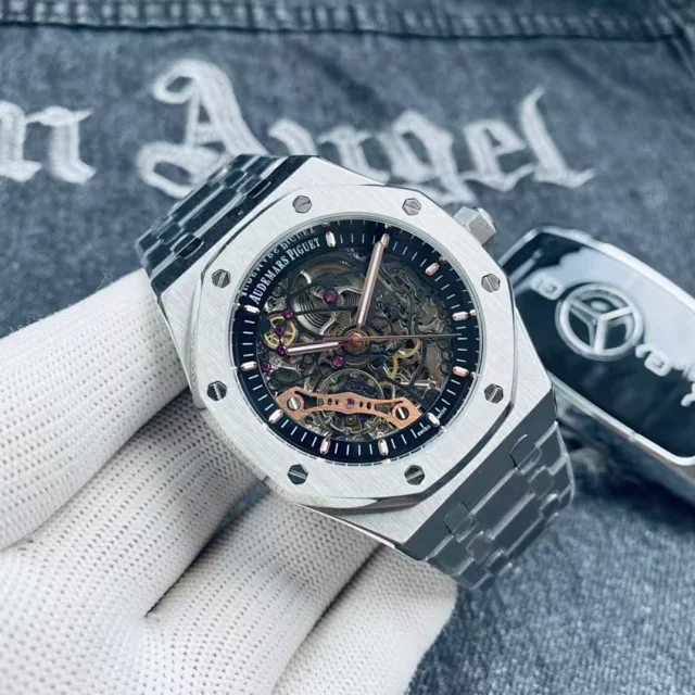 Audemars Piguet Watches Royal Oak automatic watch with octagonal bezel and integrated bracelet product detail image 5
