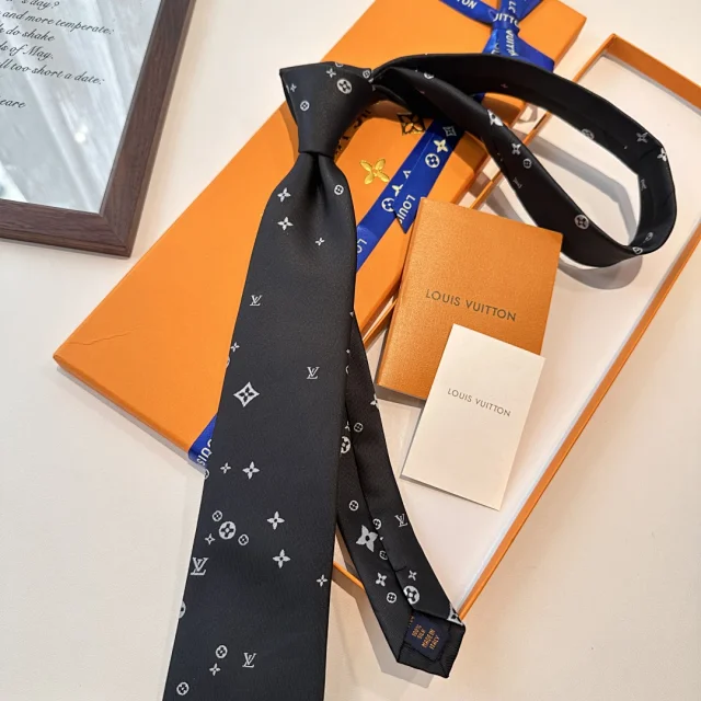 Louis Vuitton Ties Monogram Silk Tie product detail image 6