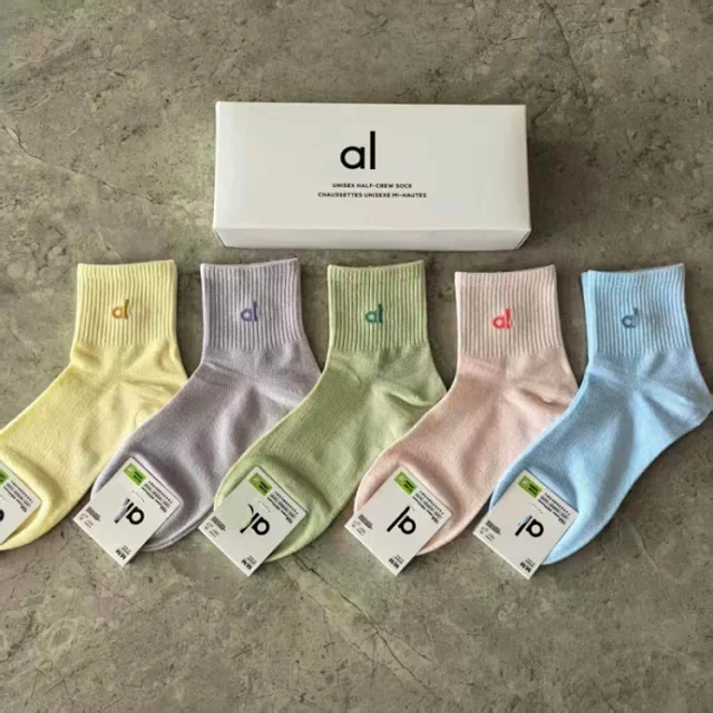 Alo Socks Unisex Half-Crew Ribbed Logo product detail image 2