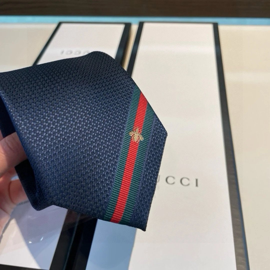 Gucci Ties Jacquard-woven tie with green-red web stripe and bee motif image 4