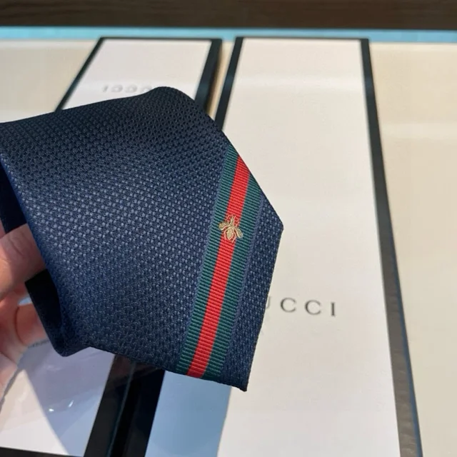 Gucci Ties Jacquard-woven tie with green-red web stripe and bee motif product detail image 4