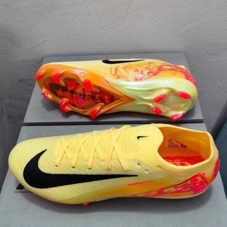 Nike Mercurial football cleats — 32