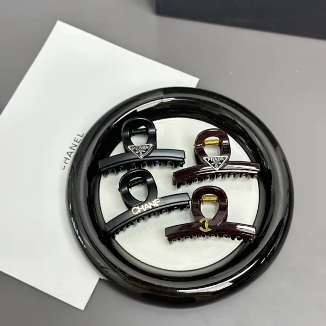 Prada Uncategorized Triangle Logo Claw Hair Clip product detail image 2