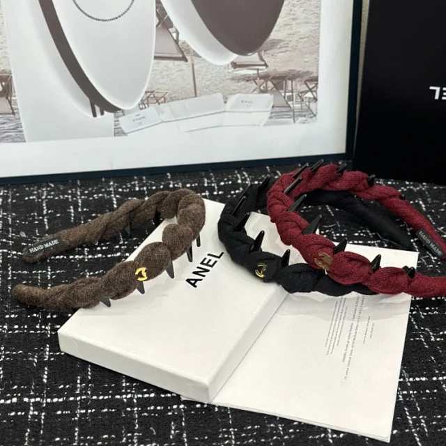 Chanel Uncategorized Braided tooth headband with CC charm product detail image 4