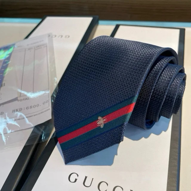 Gucci Ties Jacquard-woven tie with green-red web stripe and bee motif product detail image 5