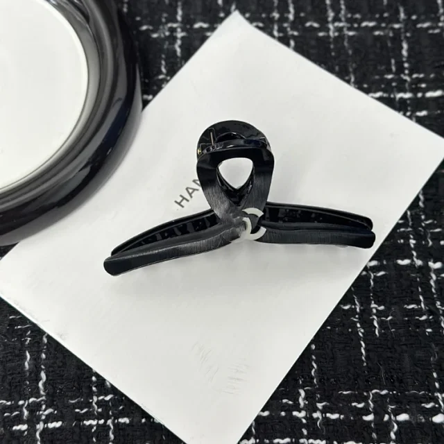 Saint Laurent Uncategorized Metal claw hair clip with YSL monogram product detail image 6