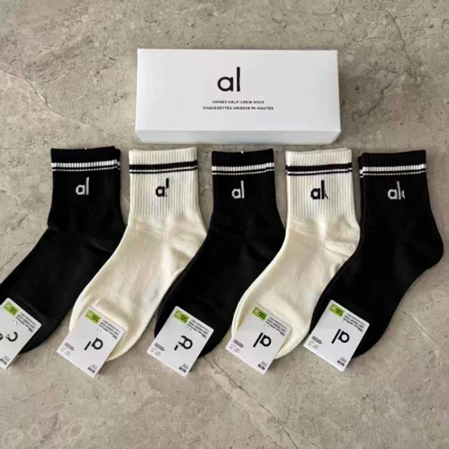 Alo Socks Unisex Half-Crew Ribbed Logo product detail image 3