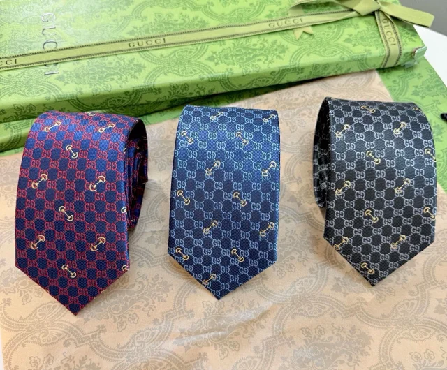 Gucci Ties GG monogram bee-pattern silk tie product detail image 1