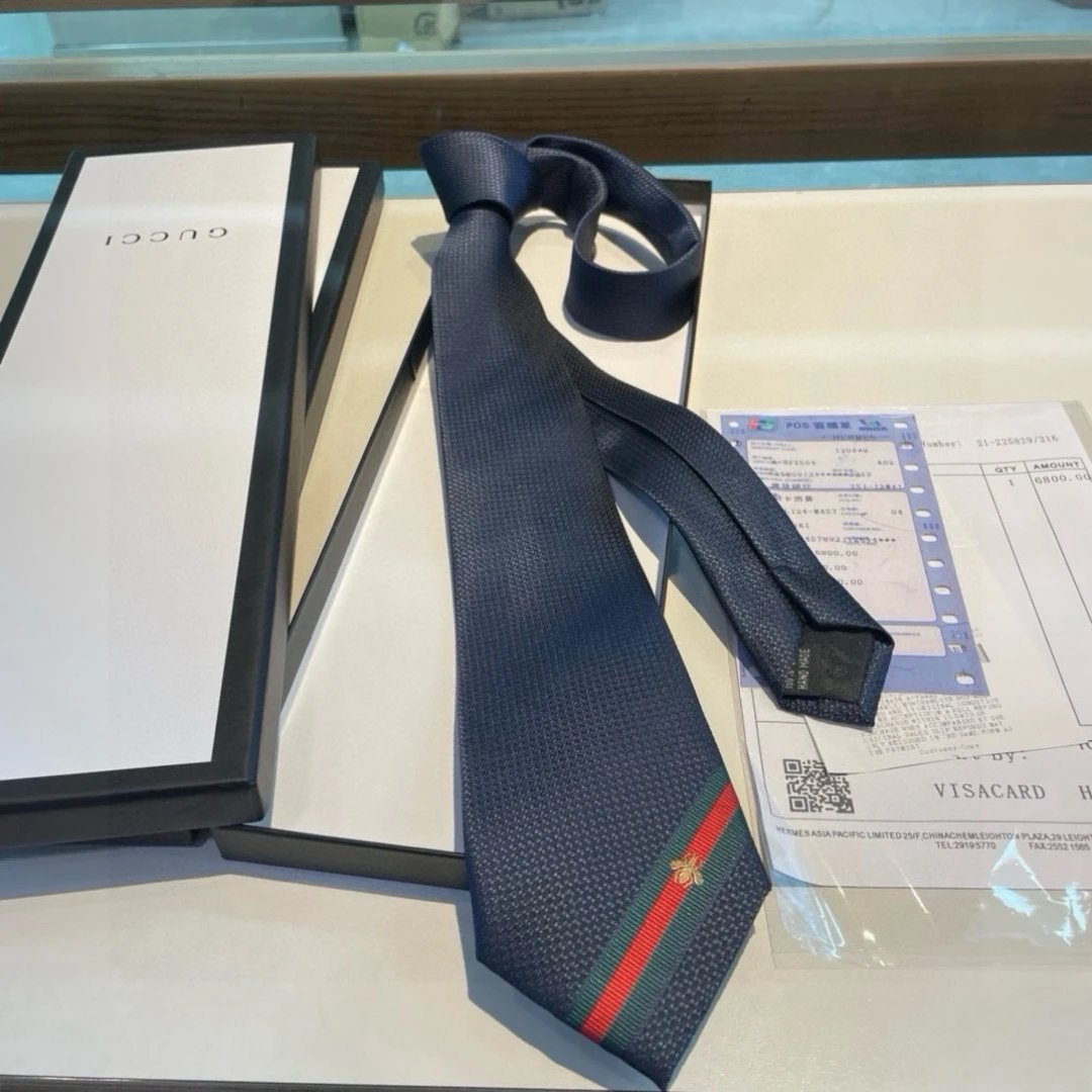 Gucci Ties Jacquard-woven tie with green-red web stripe and bee motif — Blue