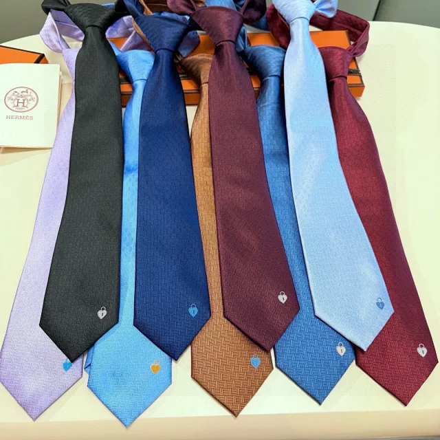Hermès Ties Jacquard-Woven Padlock Motif Tie product detail image 6