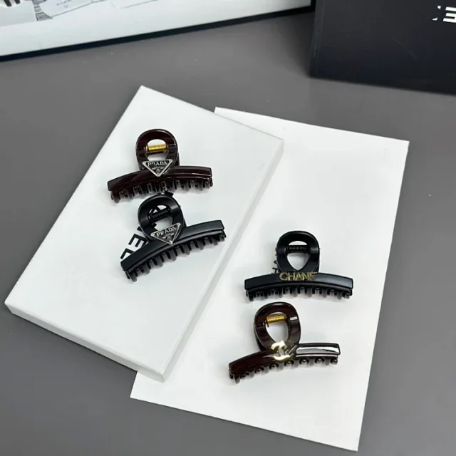 Prada Uncategorized Triangle Logo Claw Hair Clip product detail image 3