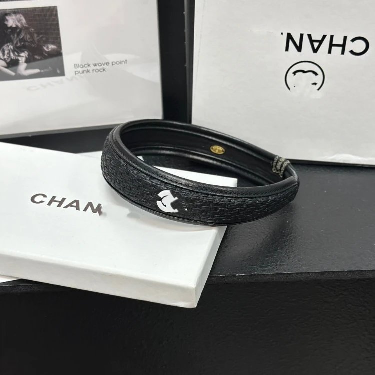Unbranded Uncategorized Textured Wide Headband with Metal Charm — Black