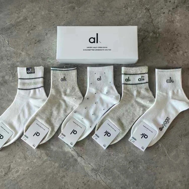 Alo Socks Unisex Half-Crew Ribbed Logo — SKU-09