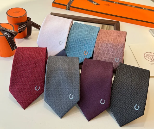 Hermès Ties Horseshoe Motif Jacquard Tie product detail image 1