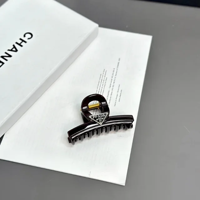Prada Uncategorized Triangle Logo Claw Hair Clip product detail image 4