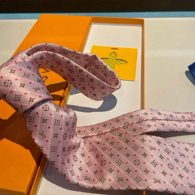 Louis Vuitton Ties Monogram and polka-dot silk necktie product detail image 5