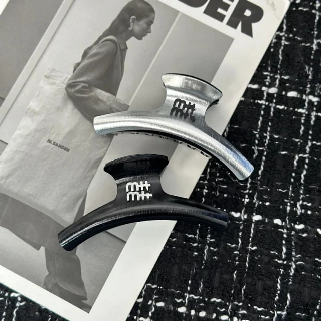 Saint Laurent Uncategorized Metal claw hair clip with YSL monogram product detail image 4