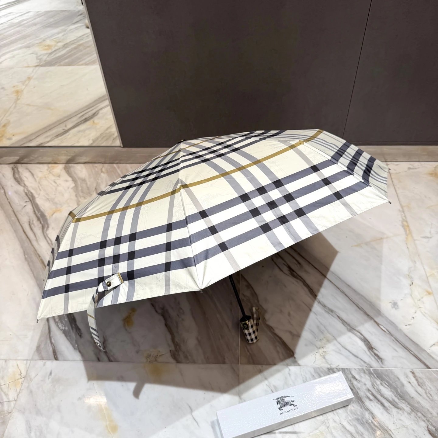 Burberry Plaid Folding Umbrella image 6