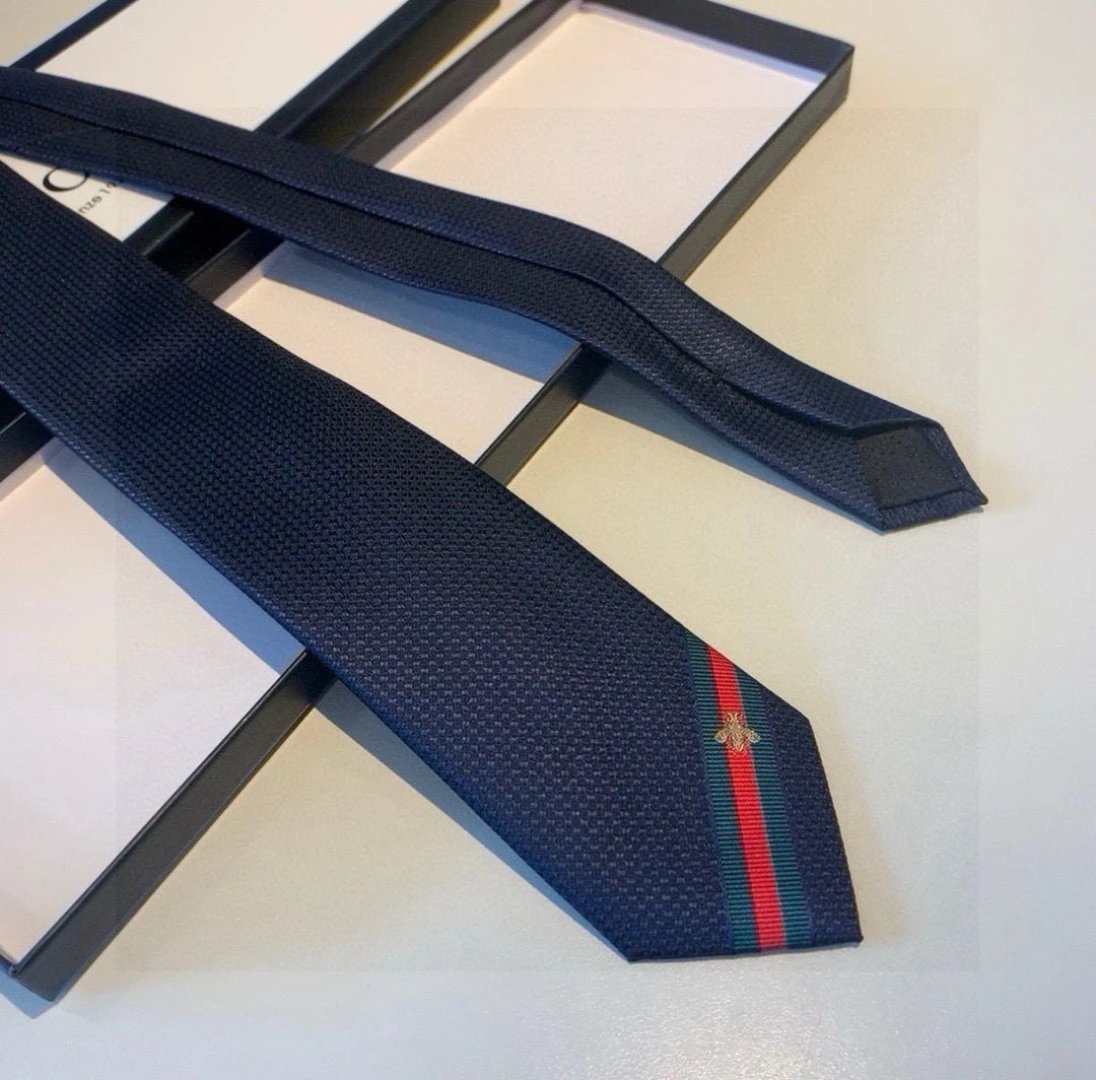 Gucci Ties Jacquard-woven tie with green-red web stripe and bee motif image 3