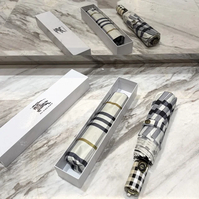 Burberry Plaid Folding Umbrella product detail image 1