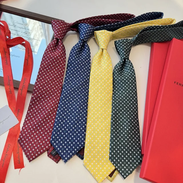 Ferragamo Ties Horseshoe-pattern silk necktie product detail image 1