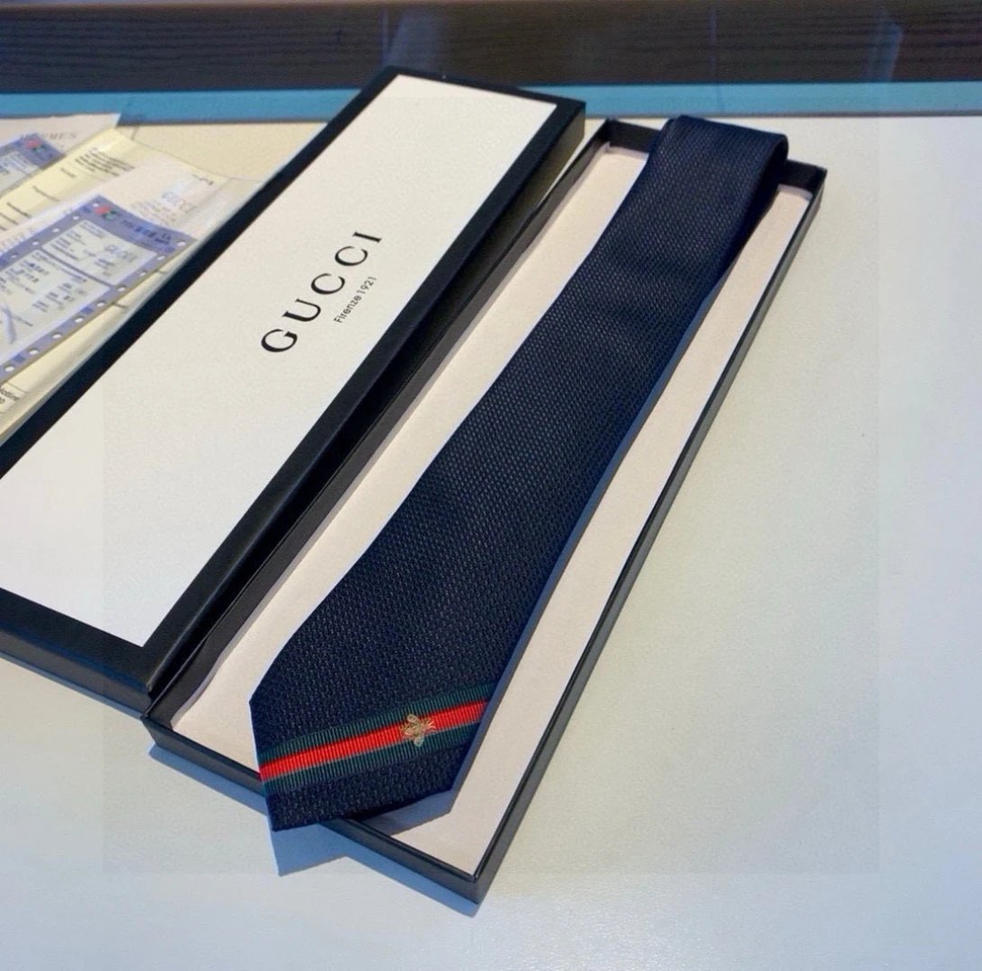 Gucci Ties Jacquard-woven tie with green-red web stripe and bee motif image 2