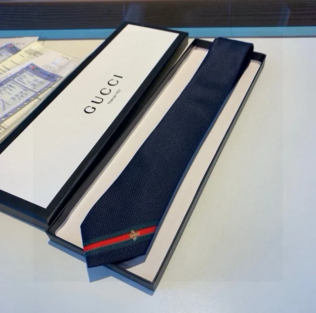 Gucci Ties Jacquard-woven tie with green-red web stripe and bee motif product detail image 2