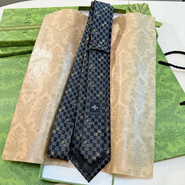 Gucci Ties GG monogram bee-pattern silk tie product detail image 3