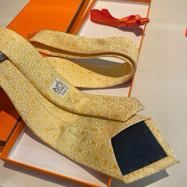 Hermès Ties Jacquard geometric-pattern silk tie product detail image 4