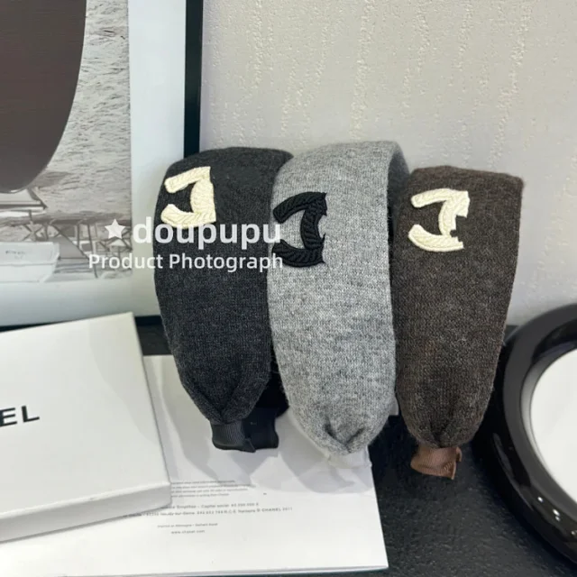 Chanel Uncategorized Padded wide headband with embroidered Double C logo product detail image 4