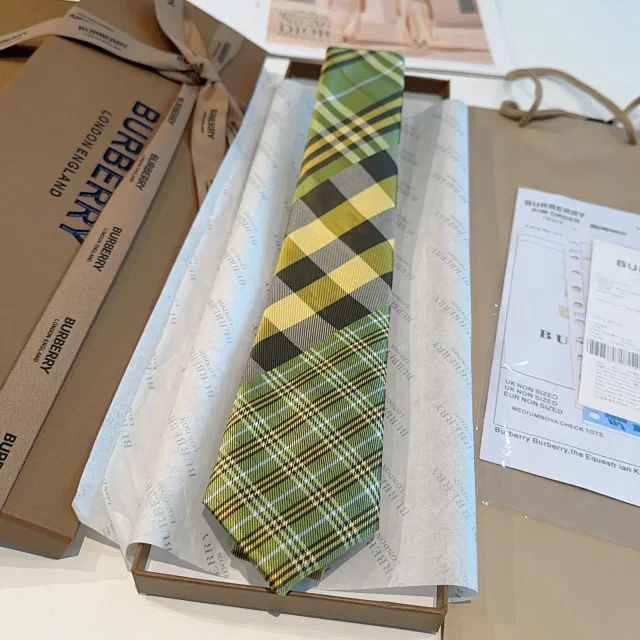 Burberry Ties 6592 Plaid Jacquard Necktie product detail image 2