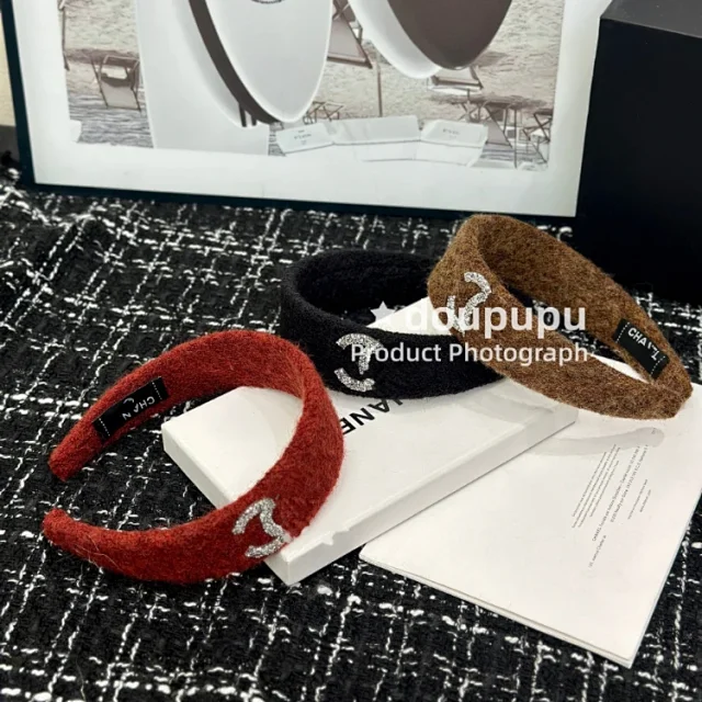 Chanel Uncategorized Plush wide headband with crystal Double C motif product detail image 3