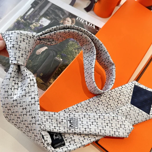 Hermès Ties Silk H-pattern jacquard tie product detail image 6