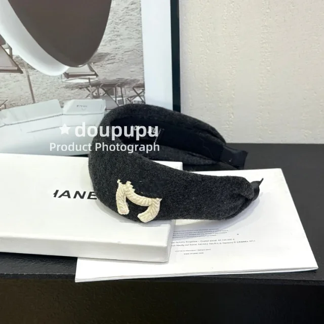 Chanel Uncategorized Padded wide headband with embroidered Double C logo product detail image 5