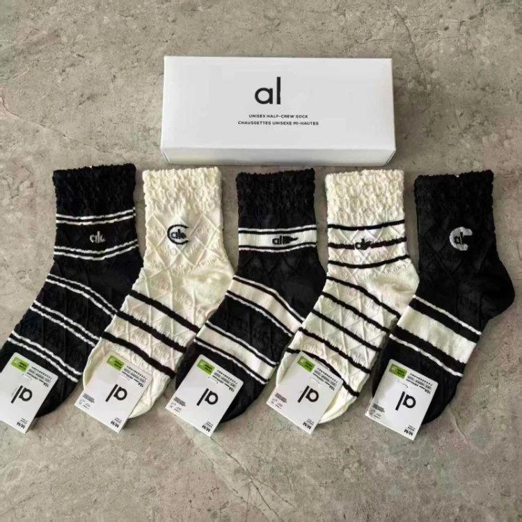 Alo Socks Unisex Half-Crew Ribbed Logo — SKU-15