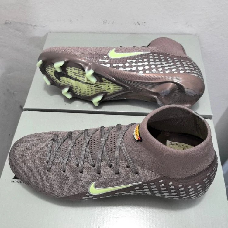 Nike Mercurial football cleats — 18