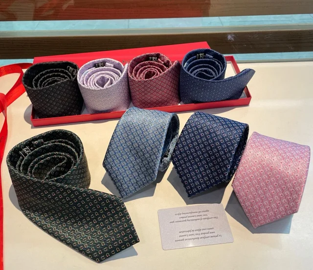 Salvatore Ferragamo Ties Horseshoe Motif Necktie product detail image 1