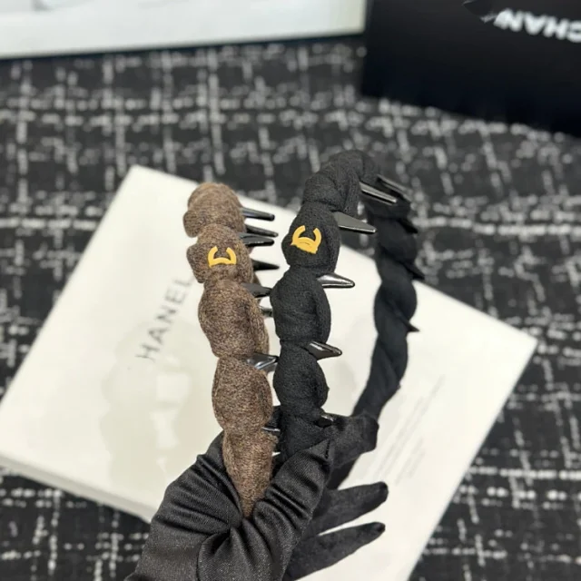 Chanel Uncategorized Braided tooth headband with CC charm product detail image 6