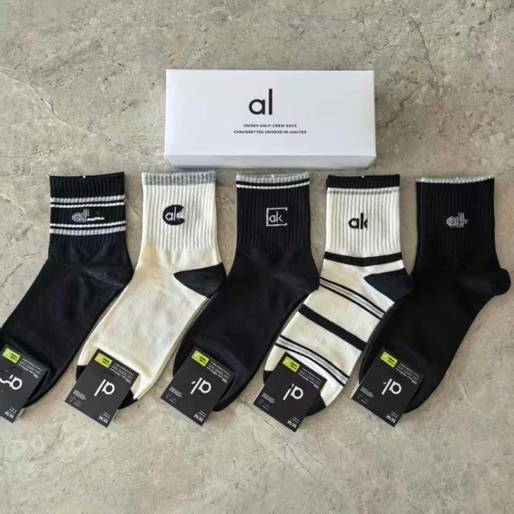 Alo Socks Unisex Half-Crew Ribbed Logo — SKU-33