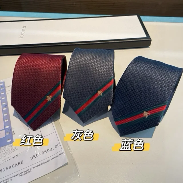 Gucci Ties Jacquard-woven tie with green-red web stripe and bee motif product detail image 1