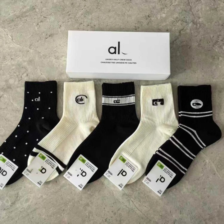 Alo Socks Unisex Half-Crew Ribbed Logo — SKU-04
